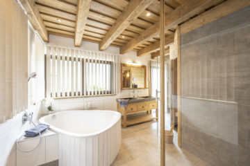 Wellnessbadezimmer im Almdorf Auszeit Fageralm