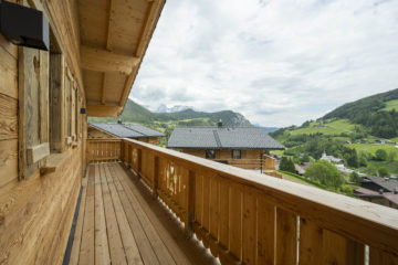 Panoramaaussicht vom Balkon im Almdorf Auszeit Fageralm