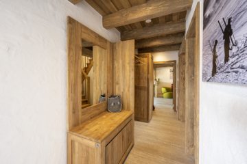 Schöne Garderobe aus Teak-Holz